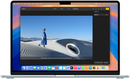 Se usa la herramienta Borrador de Apple Intelligence para editar una imagen en la app Fotos en una MacBook Air