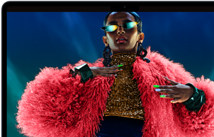 Imagen colorida en la que se ve a una persona vestida con colores llamativos para destacar la resolución, el brillo y el contraste de la pantalla Liquid Retina de la MacBook Air
