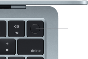 Se muestra la esquina superior derecha del teclado de una MacBook Air azul cielo para destacar el botón de Touch ID