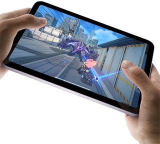 Las manos de un usuario sostienen un iPad mini en posición horizontal, mostrando un juego de gráficos avanzados