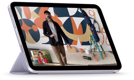 Un iPad mini en posición horizontal adherido a un Smart Folio en un ángulo que permite ver el contenido. La pantalla muestra una llamada de FaceTime con Encuadre Centrado
