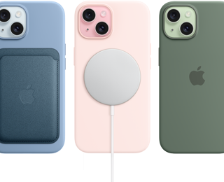 Un iPhone 15 con funda de silicón con MagSafe para el iPhone 15, cartera de FineWoven con MagSafe, cargador MagSafe, batería externa MagSafe.